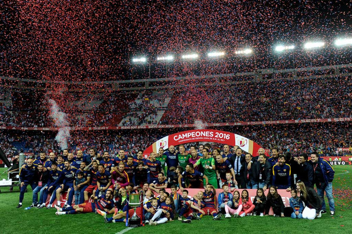 Para pemain Barca meluapkan kegembiraan mereka usai meraih gelar juara Piala Raja Spanyol.