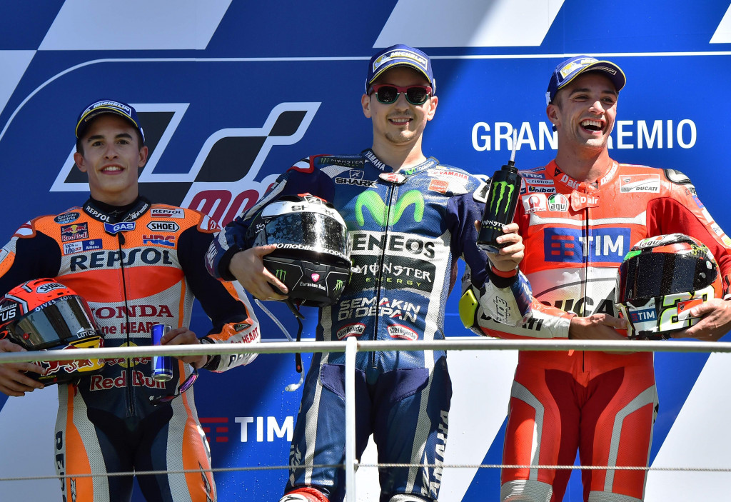 Pembalap Yamaha Lorenzo menjuarai MotoGP Italia dengan dramatis setelah memacu kecepatan motornya menjelang bendera finis untuk mengunci kemenangannya yang hanya berselisih 0,019 detik dari pembalap Honda, Marquez, yang sebelumnya sempat berada di depan dalam duel wheel-to-wheel diantara keduanya.