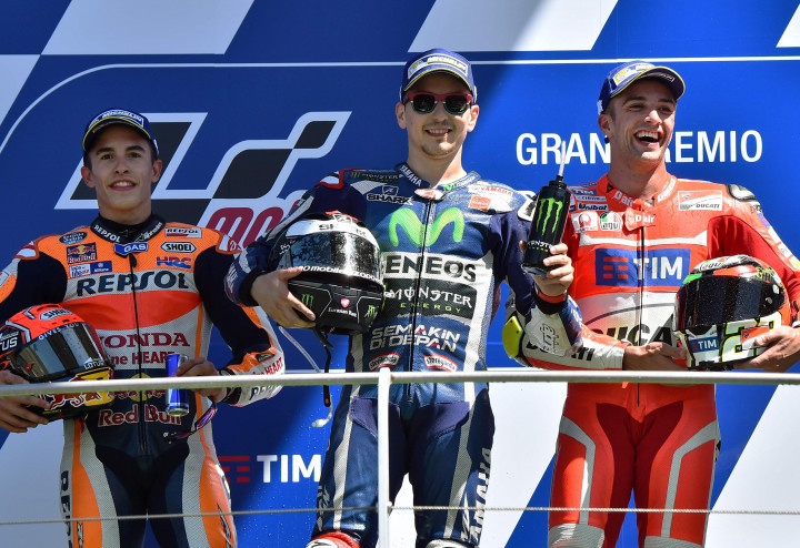 Pembalap Yamaha Lorenzo menjuarai MotoGP Italia dengan dramatis setelah memacu kecepatan motornya menjelang bendera finis untuk mengunci kemenangannya yang hanya berselisih 0,019 detik dari pembalap Honda, Marquez, yang sebelumnya sempat berada di depan dalam duel wheel-to-wheel diantara keduanya.