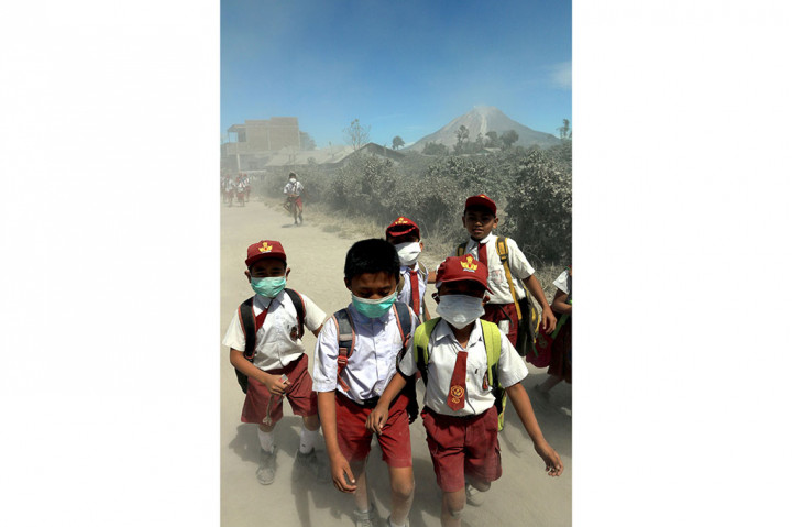 Pelajar di Sinabung Tetap Bersekolah Meskipun Gunakan Masker