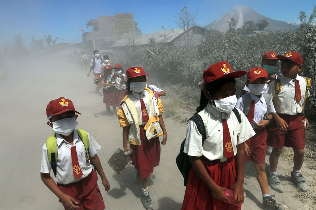 Pelajar di Sinabung Tetap Bersekolah Meskipun Gunakan Masker