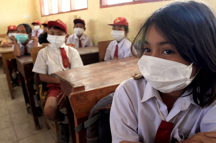 Pelajar di Sinabung Tetap Bersekolah Meskipun Gunakan Masker