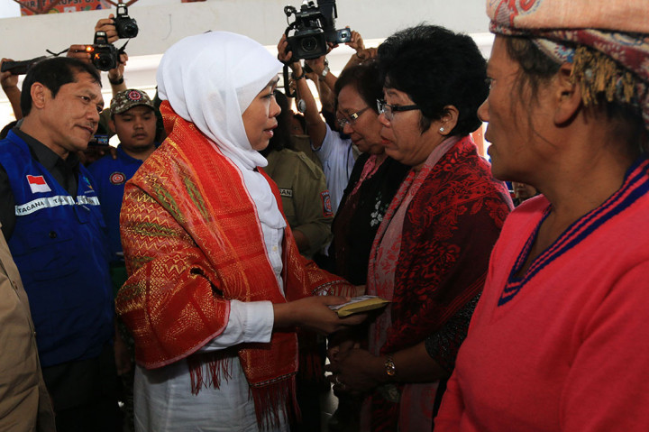 Mensos Beri Santunan Kepada Keluarga Korban Sinabung