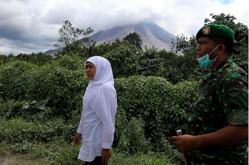 Mensos Beri Santunan Kepada Keluarga Korban Sinabung