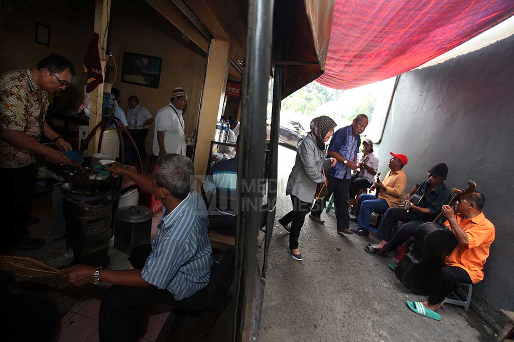 Keunikan makan di tempat ini adalah hiburan dengan alunan musik keroncong yang berganti secara turun temurun. 