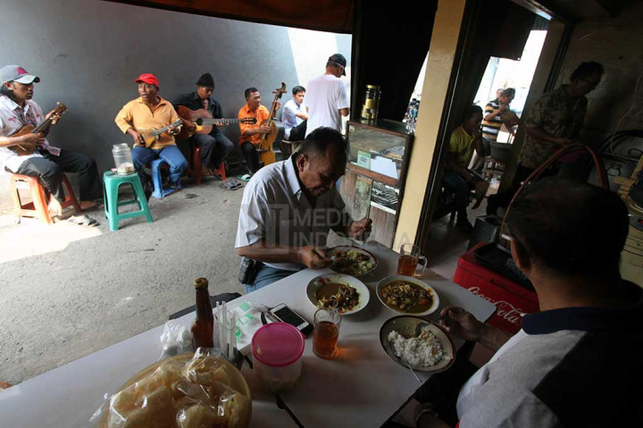 Warung Sate Keroncong tersebut telah berdiri sejak 1965, mengandalkan menu sate kambing, gulai dan tongseng.