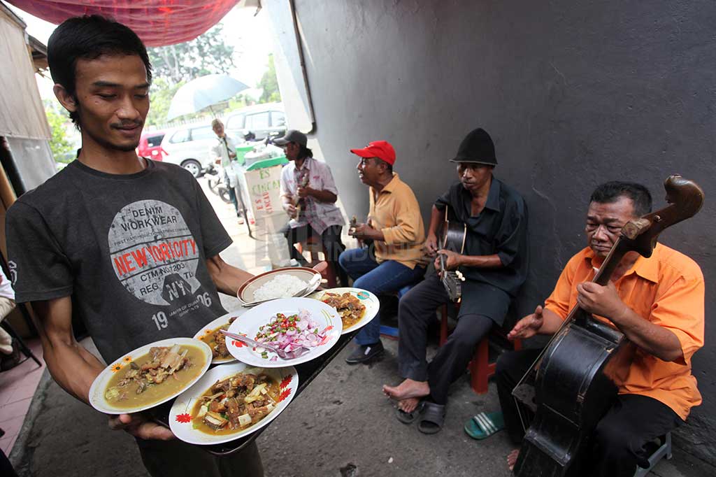 Sambil menikmati sate yang nikmat, para pelanggan dihibur dengan alunan merdu musik keroncong di warung makan sederhana tersebut.