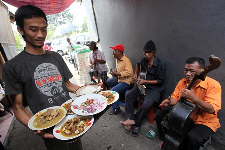 Sambil menikmati sate yang nikmat, para pelanggan dihibur dengan alunan merdu musik keroncong di warung makan sederhana tersebut.