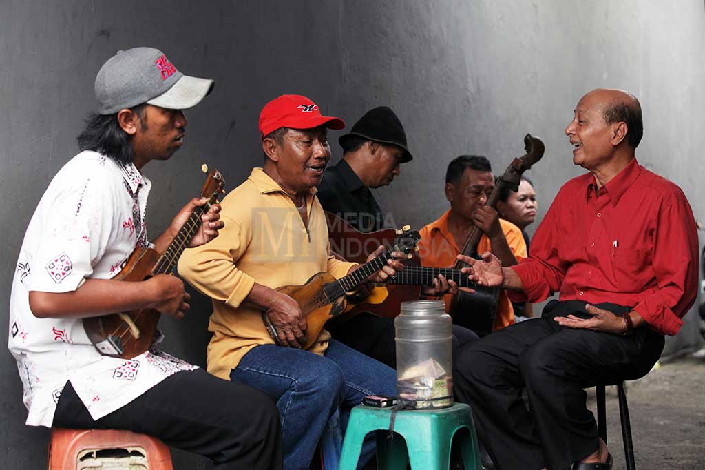 Tidak jarang pembeli ikut bernyanyi bersama group musik keroncong tersebut.
