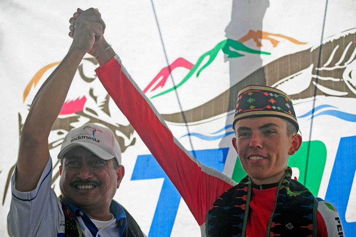 Menteri Pariwisata Arief Yahya mengangkat tangan bersama pembalap asal Inggris dari tim Terengganu Cycling Team Malaysia Daniel White House ketika penganugerahan juara.