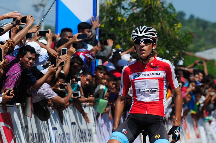 Daniel White House memasuki finis pada etape terakhir Tour de Flores dengan rute Ruteng-Labuan Bajo.