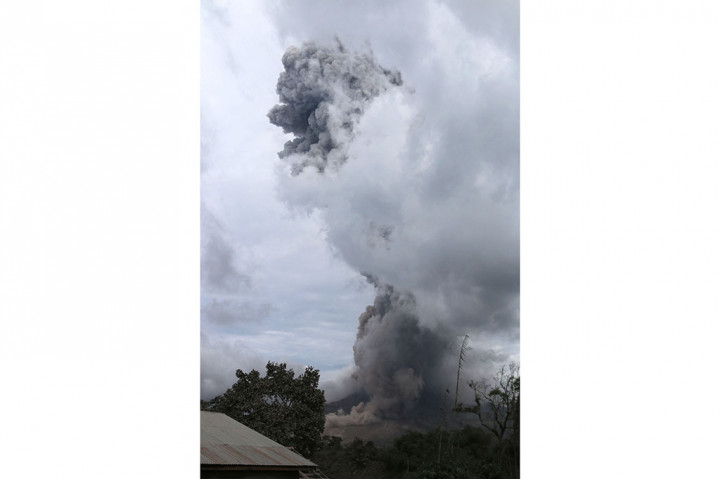 Gunung Sinabung Kembali Luncurkan Awan Panas