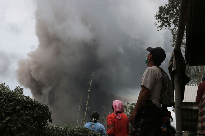 Gunung Sinabung Kembali Luncurkan Awan Panas
