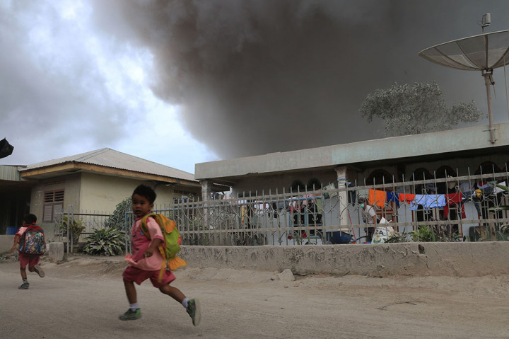Gunung Sinabung Kembali Luncurkan Awan Panas