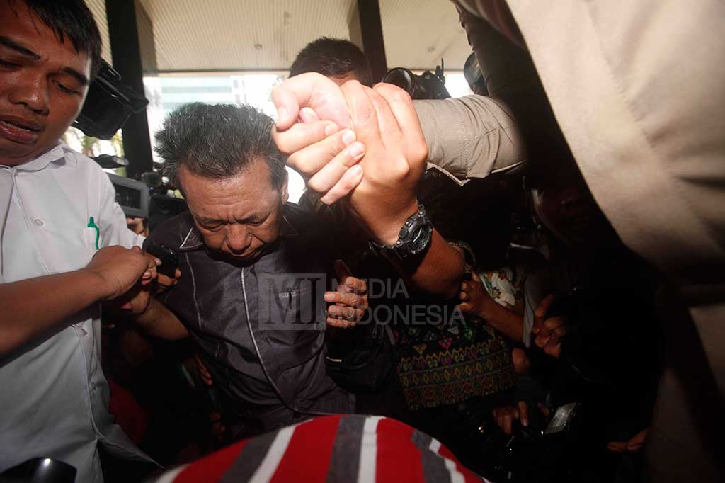 Janner tiba sekitar pukul 12.26 WIB diantar dengan mobil yang dikawal oleh sejumlah penyidik KPK.