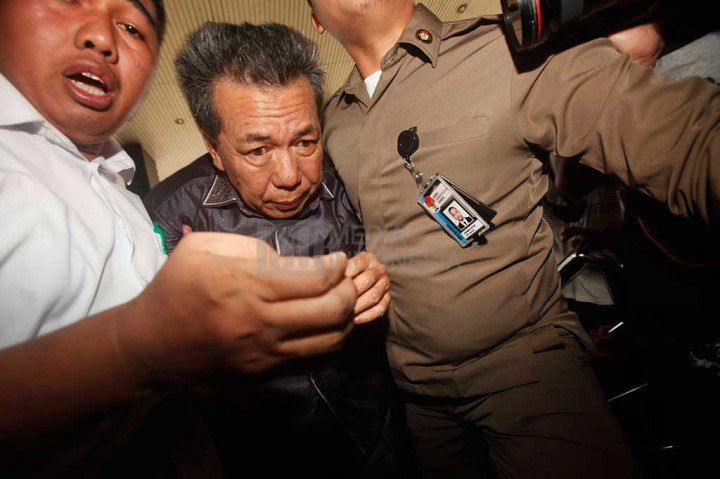 Janner yang mengenakan baju safari berwarna abu-abu itu tidak berkomentar apa pun mengenai penangkapannya dan berusaha untuk menghindari pertanyaan wartawan yang menunggunya.