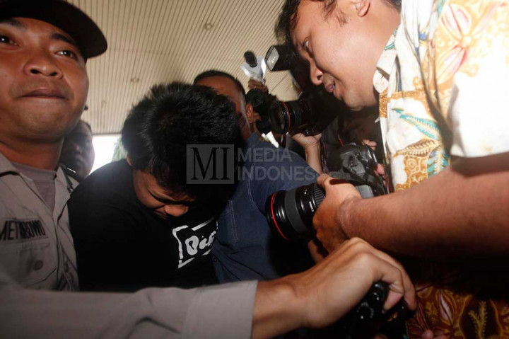 Bersama dengan Janner, juga ada lima orang lagi yang dibawa oleh penyidik KPK.