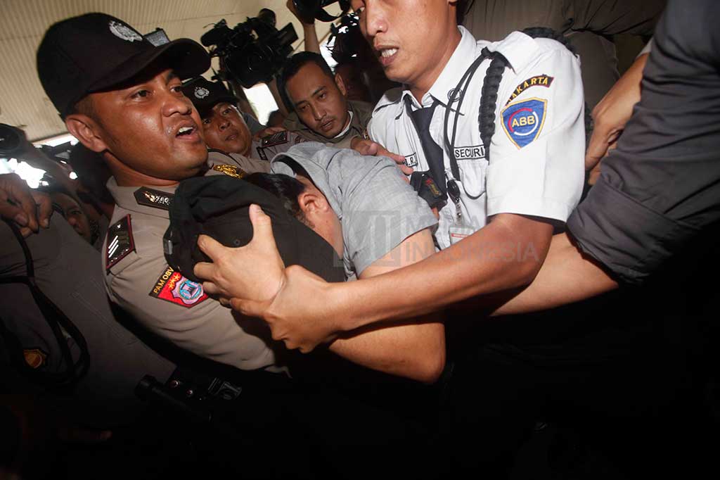 KPK belum mengumumkan status enam orang yang diamankan KPK dalam OTT pada Senin (23/5/2016) tersebut.