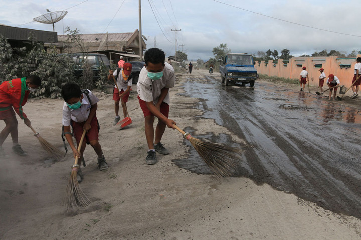 Siswa SD Bersihkan Jalan dari Debu Vulkanik Sinabung