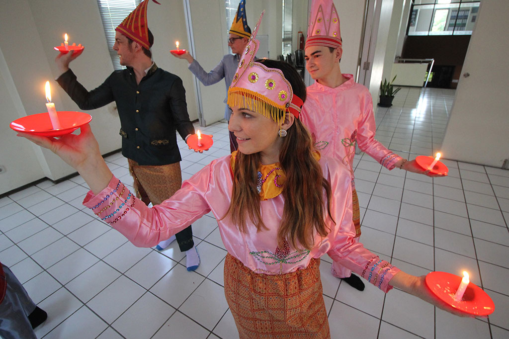 Mahasiswa Australia Belajar Bawakan Tari Lilin