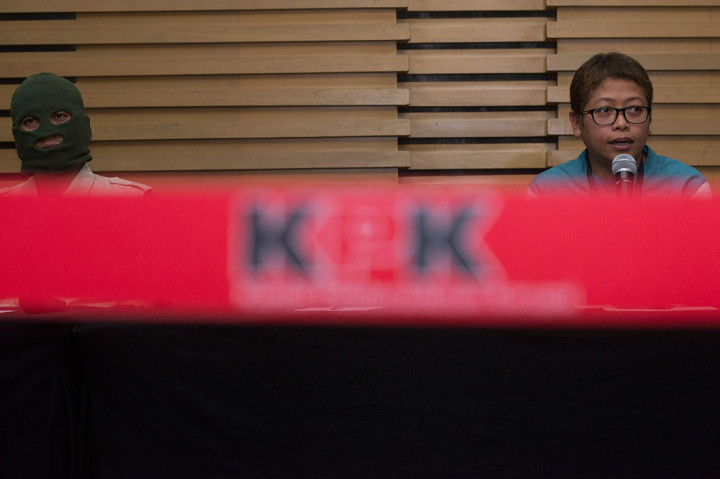 Kepala Biro Humas KPK Yuyuk Andriati (kanan) memberi keterangan pers mengenai operasi tangkap tangan di Bengkulu.