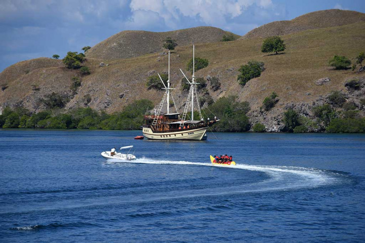 Wisatawan bermain olah raga air 'banana boat' di kawasan perairan Taman Nasional Komodo