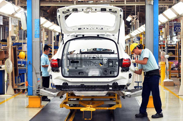 Pekerja melakukan perakitan kendaraan Mercedes-Benz GLC di Pabrik Wanaherang, Selasa (24/5/2016). MI/Susanto