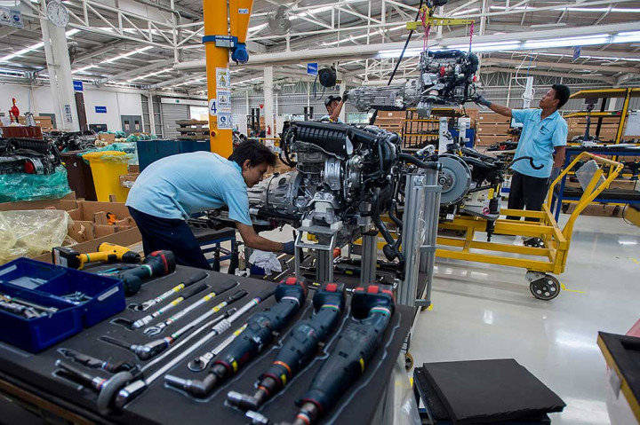 Pekerja merakit bagian mesin Mercedes-Benz GLC. ANTARA/Widodo S. Jusuf