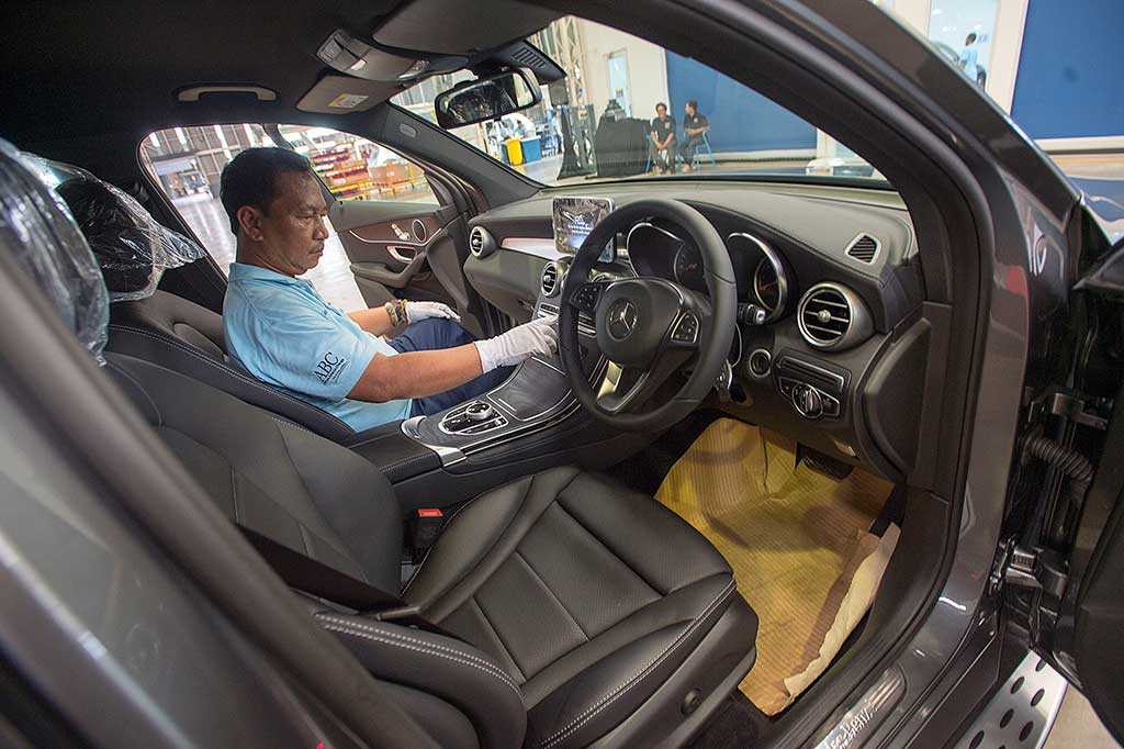 Pekerja melakukan pemeriksaan bagian dalam (interior) Mercedes-Benz GLC. ANTARA/Widodo S. Jusuf