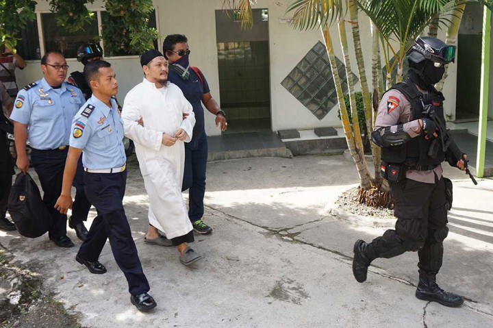 Freddy yang mengenakan gamis warna putih dan berkopiah hitam itu langsung dibawa menuju ruang tahanan PN Cilacap untuk menunggu giliran sidang.