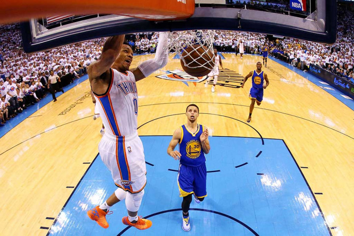 Westbrook membukukan triple double pertamanya di babak playoff dengan mengemas 36 poin, 11 rebound dan 11 assist.