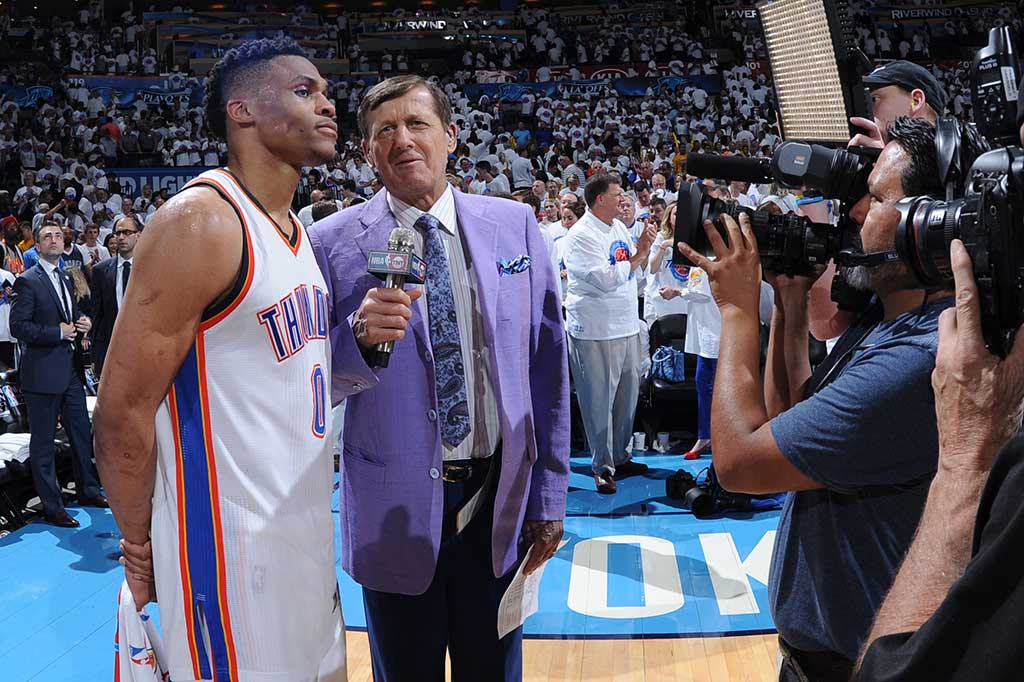 Westbrook diwawancarai wartawan usai pertandingan.
