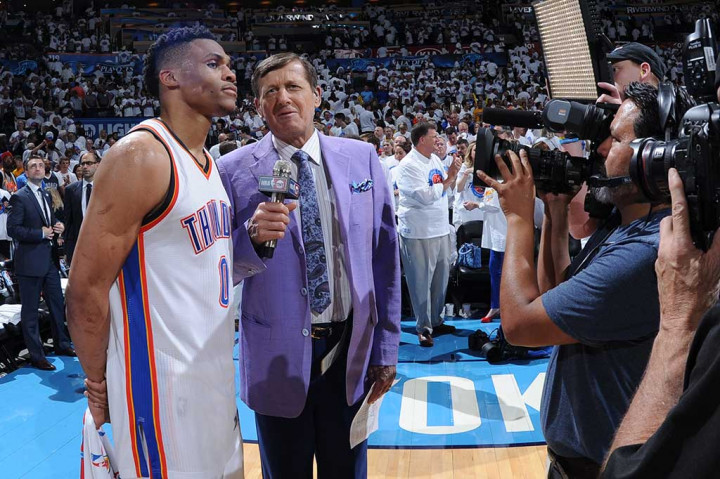Westbrook diwawancarai wartawan usai pertandingan.