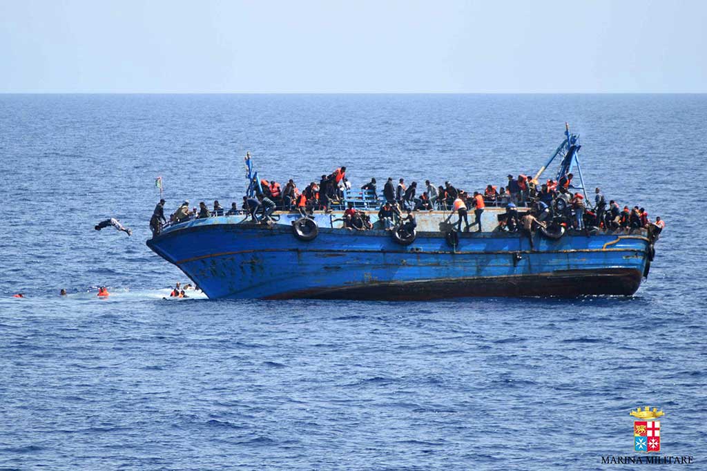 Kapal mulai miring karena kelebihan kapasitas. Kapal nelayan tersebut berisi lebih dari 500 imigran asal Libya.