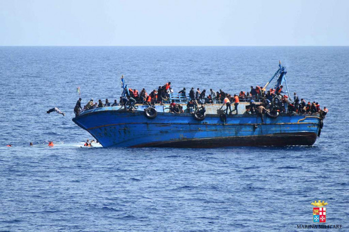 Kapal mulai miring karena kelebihan kapasitas. Kapal nelayan tersebut berisi lebih dari 500 imigran asal Libya.