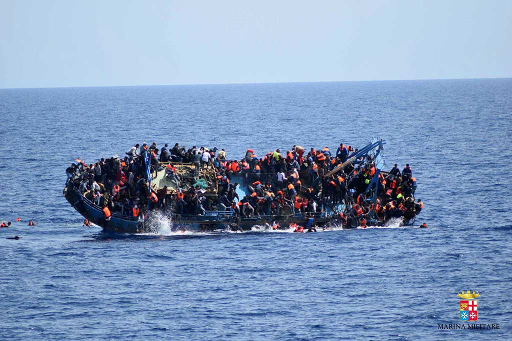 Para penumpang yang didominasi laki-laki dan beberapa diantaranya memakai jaket pelampung berebut ke sisi kapal yang belum tenggelam.