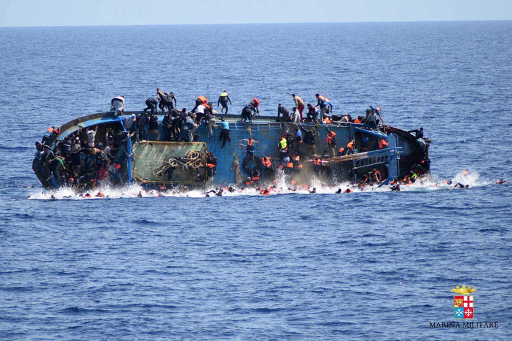 Namun, kapal akhirnya miring dan para penumpang terjatuh ke laut.