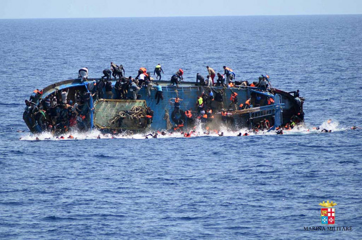 Namun, kapal akhirnya miring dan para penumpang terjatuh ke laut.