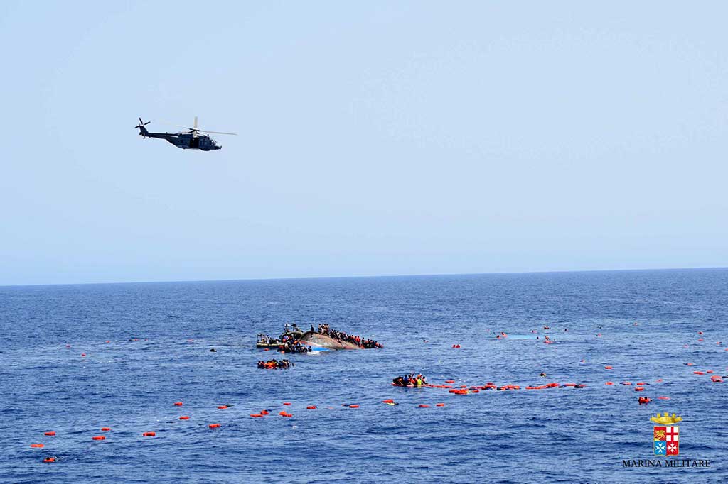 Sementara kapal angkatan laut lainnya mengirimkan helikopter dan kapal penyelamat.