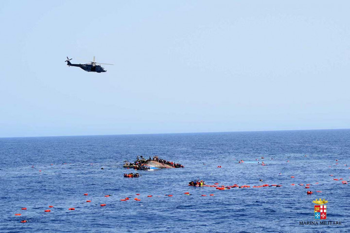 Sementara kapal angkatan laut lainnya mengirimkan helikopter dan kapal penyelamat.