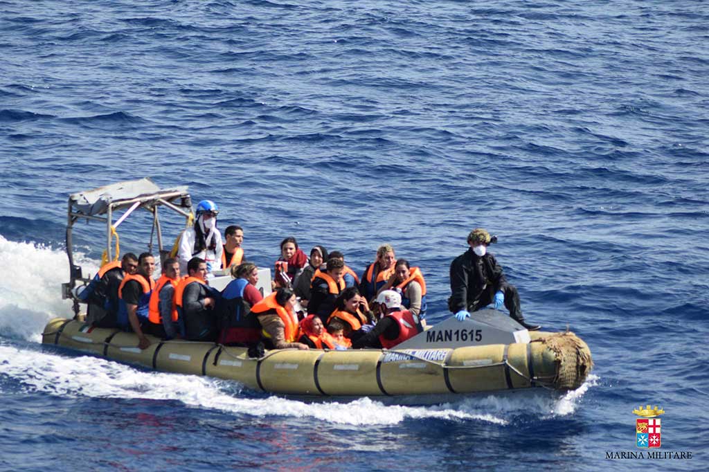 Kapal penyelamat membawa para imigran ke darat.