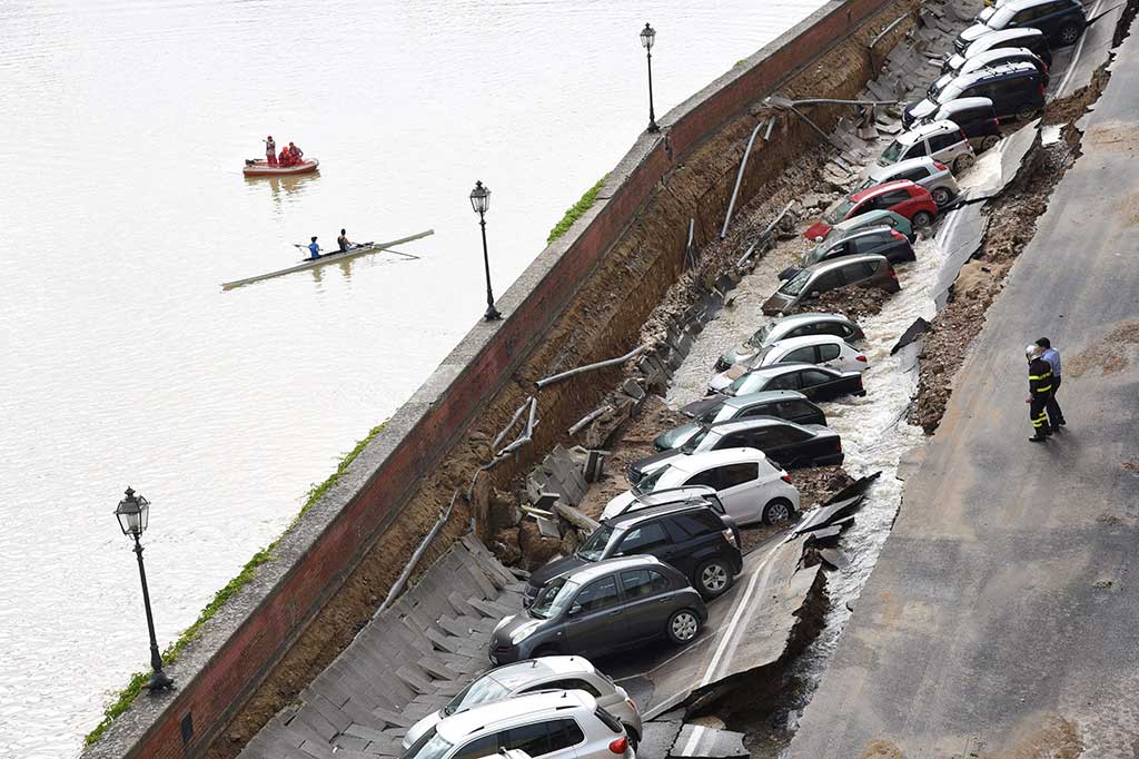Jalanan Tiba-Tiba Ambles, Puluhan Mobil Terperosok