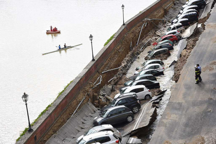 Jalanan Tiba-Tiba Ambles, Puluhan Mobil Terperosok