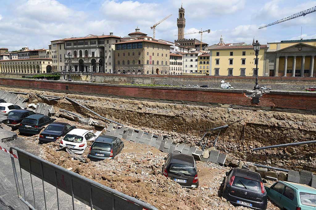 Jalanan Tiba-Tiba Ambles, Puluhan Mobil Terperosok