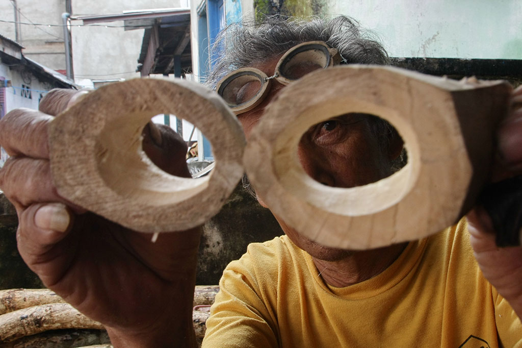 Perajin Kaca Mata Selam Tradisional Suku Bajo