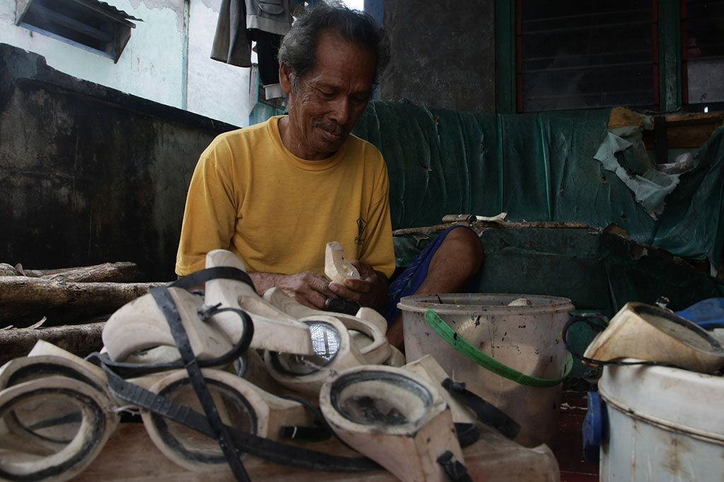 Perajin Kaca Mata Selam Tradisional Suku Bajo