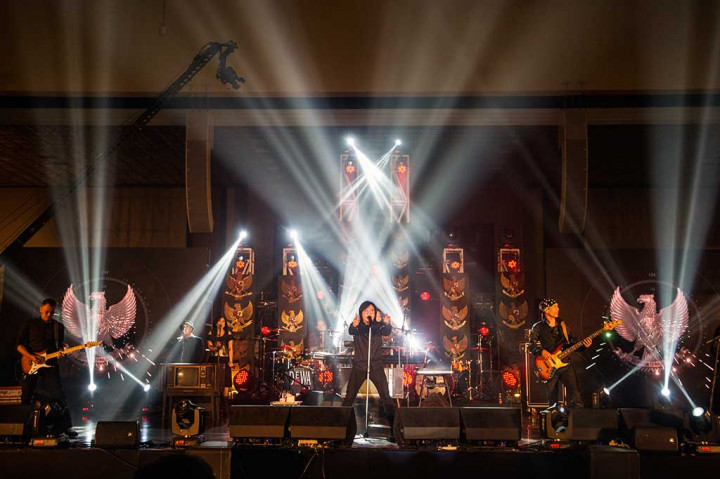 Grup musik Dewa 19 bersama vokalis Ari Lasso tampil dalam konser Revolusi Pancasila di Kompleks Parlemen, Senayan, Jakarta.