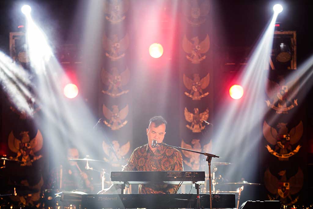 Pentolan grup musik Dewa 19 Ahmad Dhani unjuk kebolehan dalam konser 'Revolusi Pancasila'.