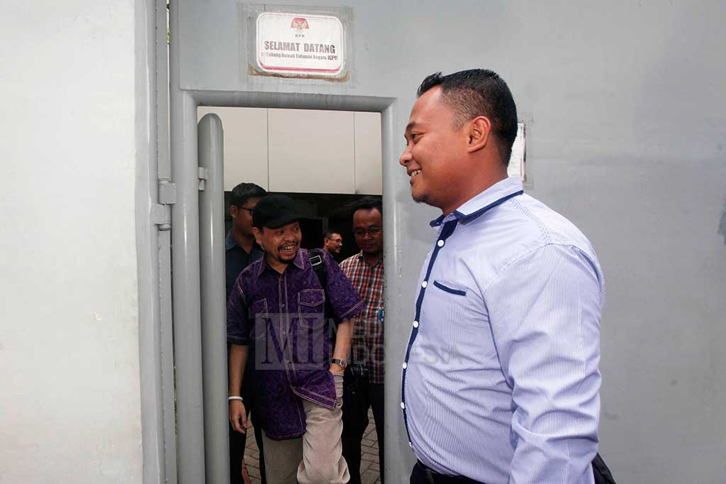Sutan Bhatoegana keluar dari Rumah Tahanan (rutan) Kelas I Jakarta Timur cabang KPK di gedung KPK Jakarta, Kamis (26/5/2016).