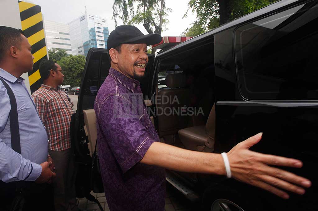 Sutan adalah terpidana kasus penerimaan suap senilai USD140 ribu dan gratifikasi berupa USD200 ribu, 1 unit mobil Toyota Alphard dan 1 unit tanah dan rumah seluas 1.194 meter persegi di Kota Medan.